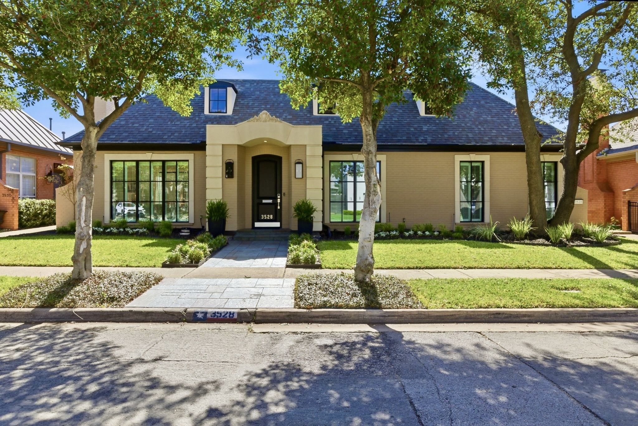 3528 N Versailles Avenue