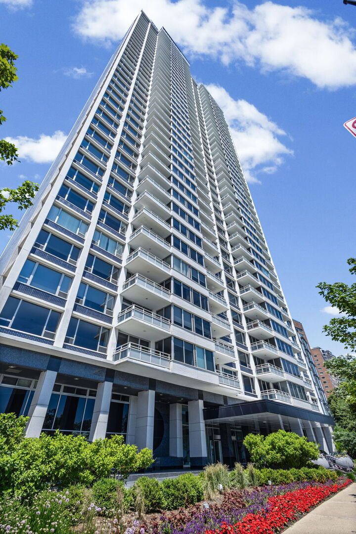 1300 N Lake Shore Drive 9A