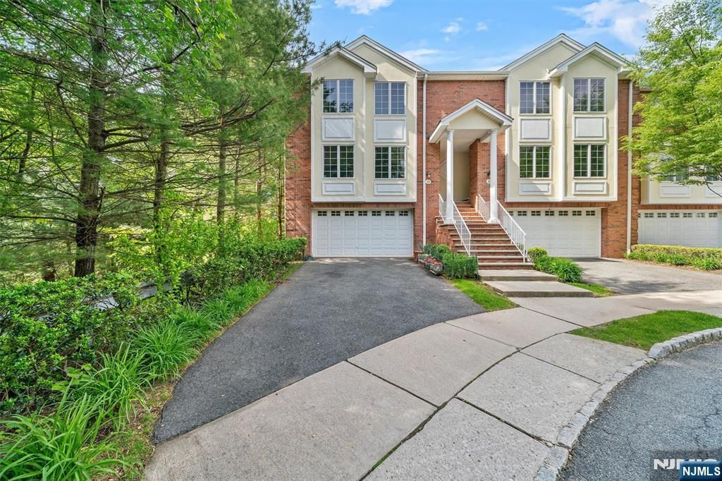 48 Skymark Court