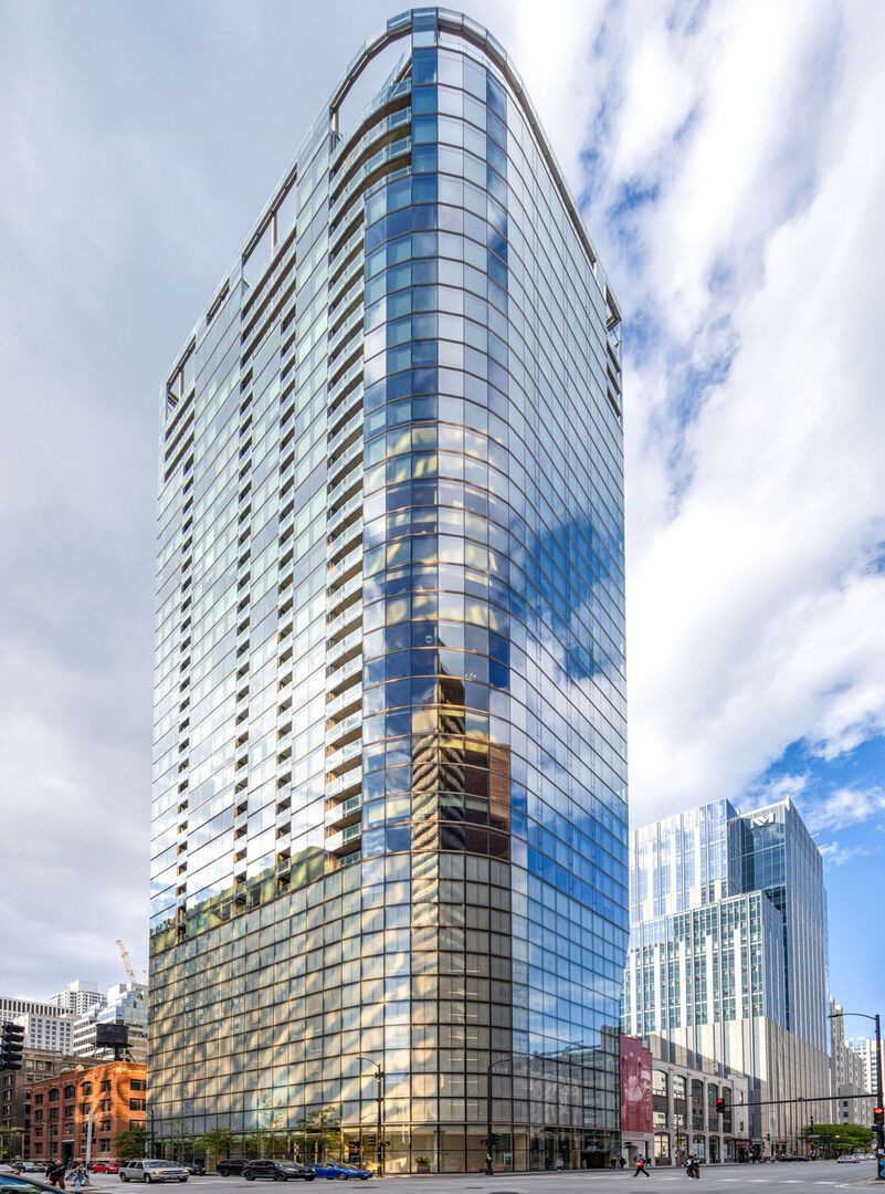 600 N Fairbanks Court 3304
