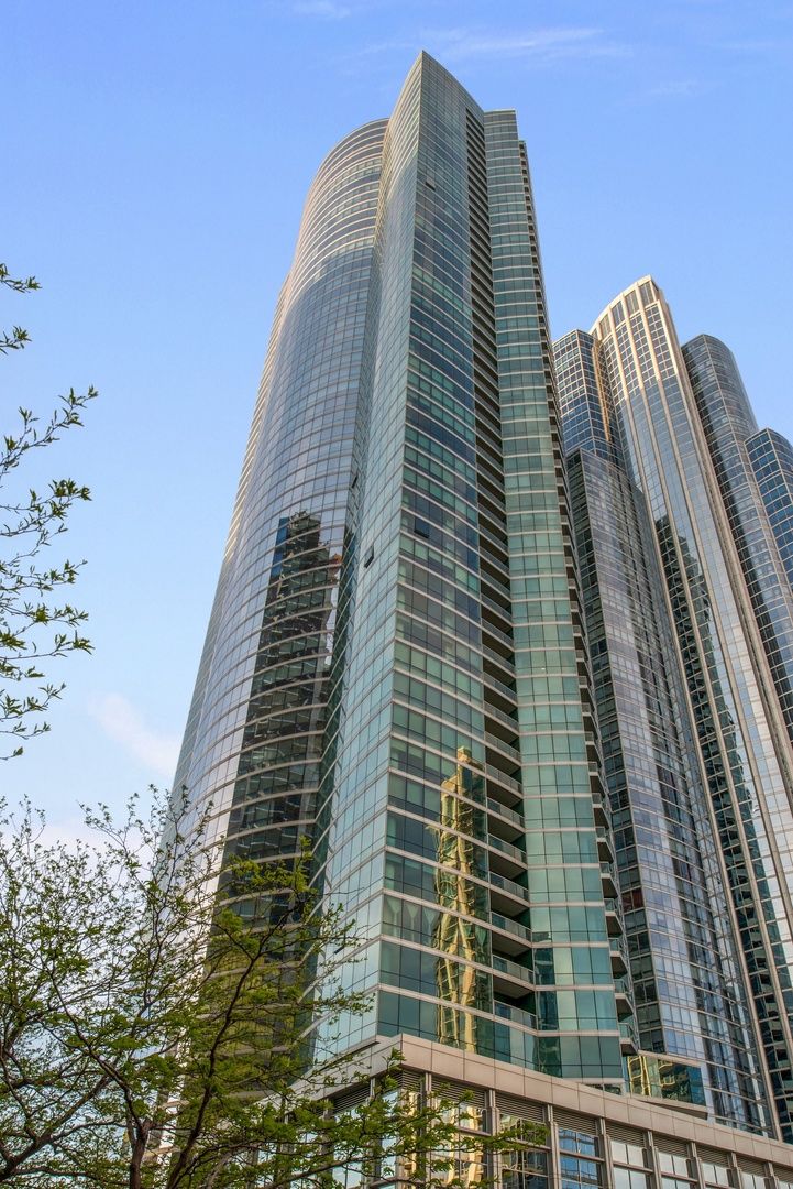 1201 S Prairie Avenue 3605