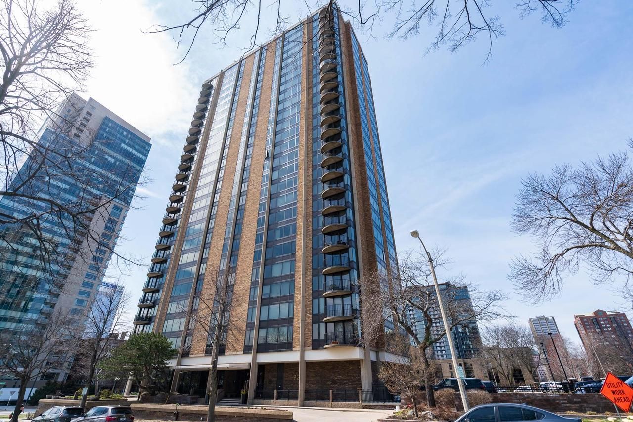 929 N Astor Street 2305