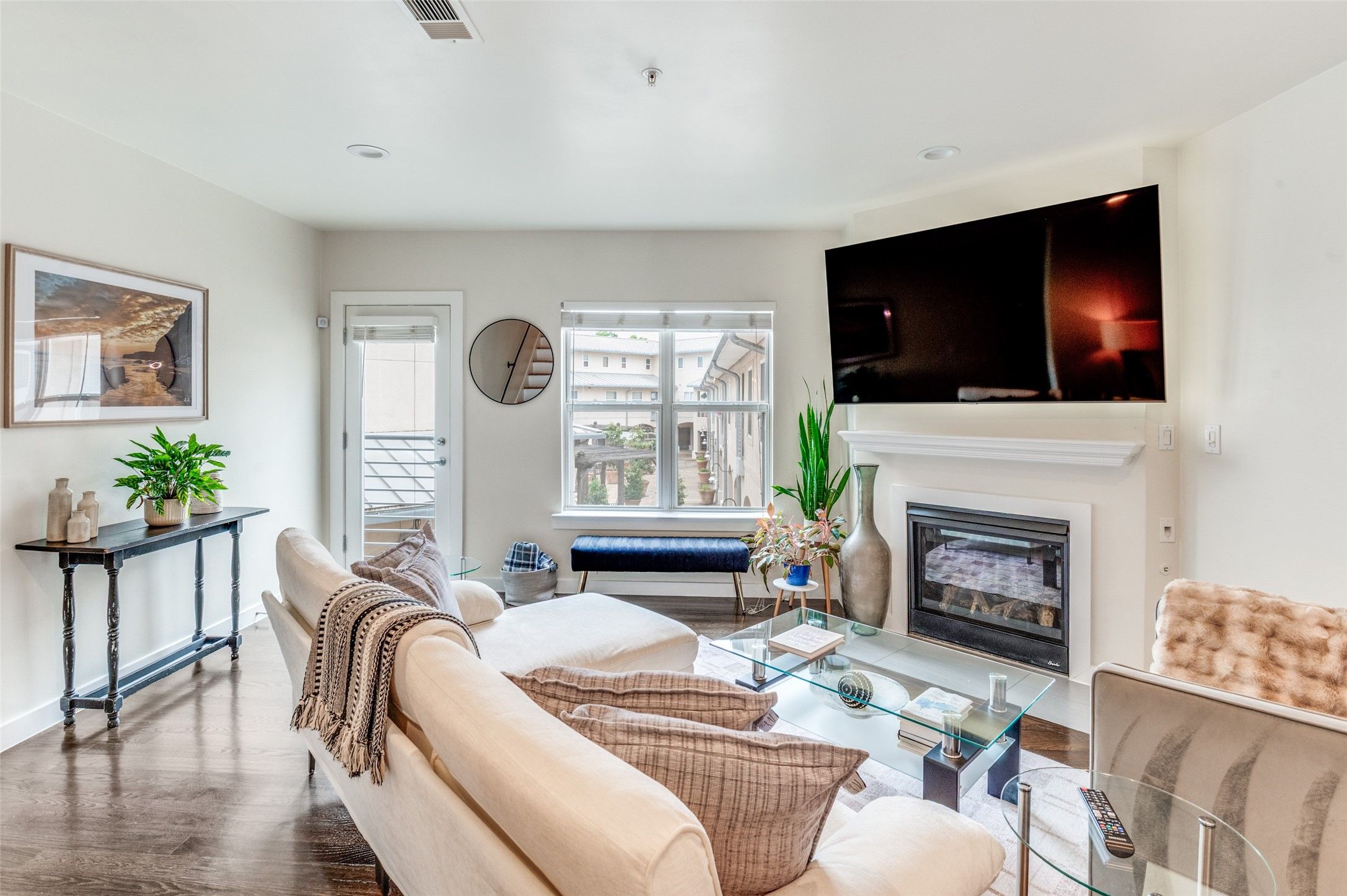 3922 Gilbert Avenue 214