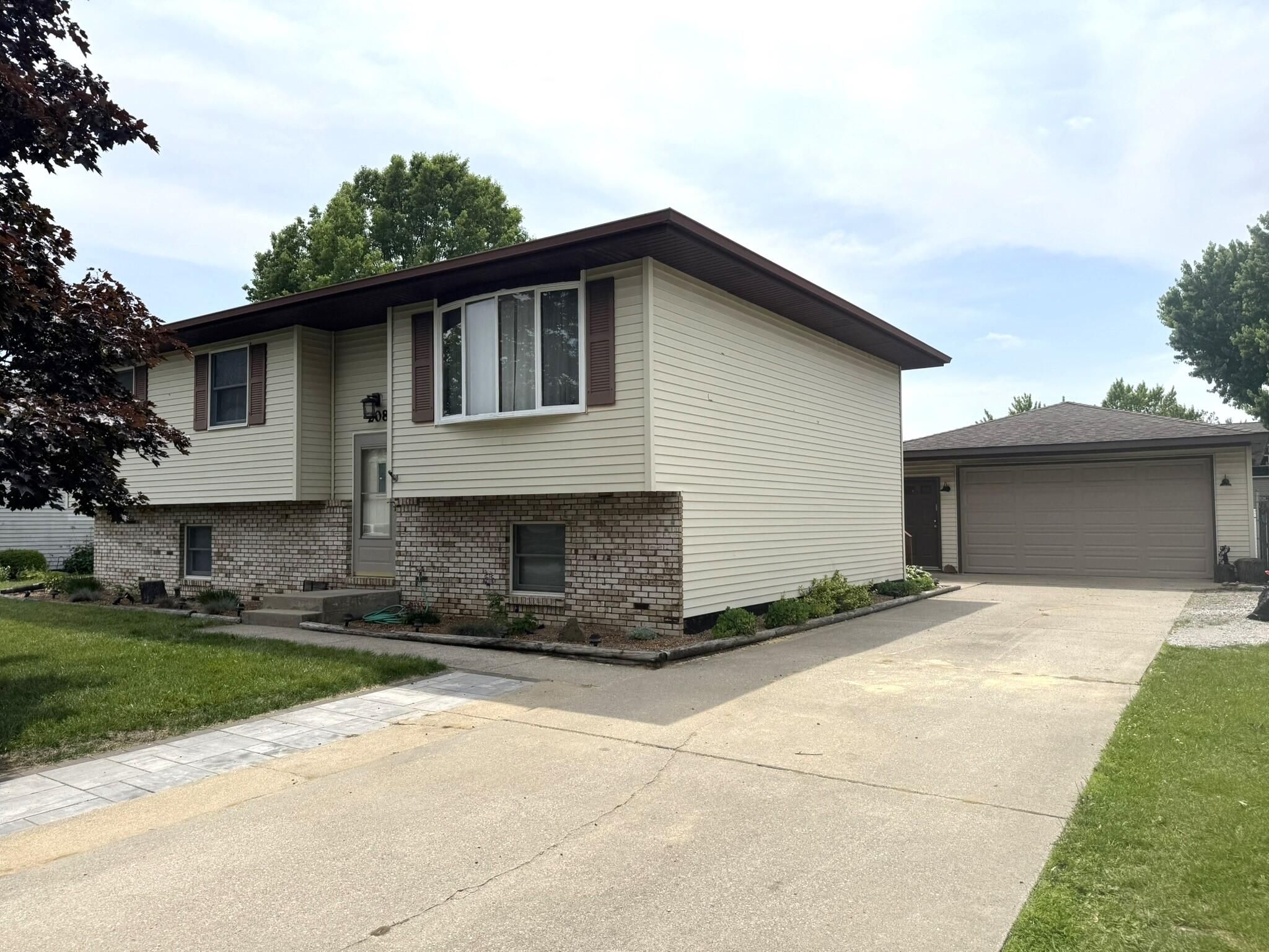 208 Locust Avenue S