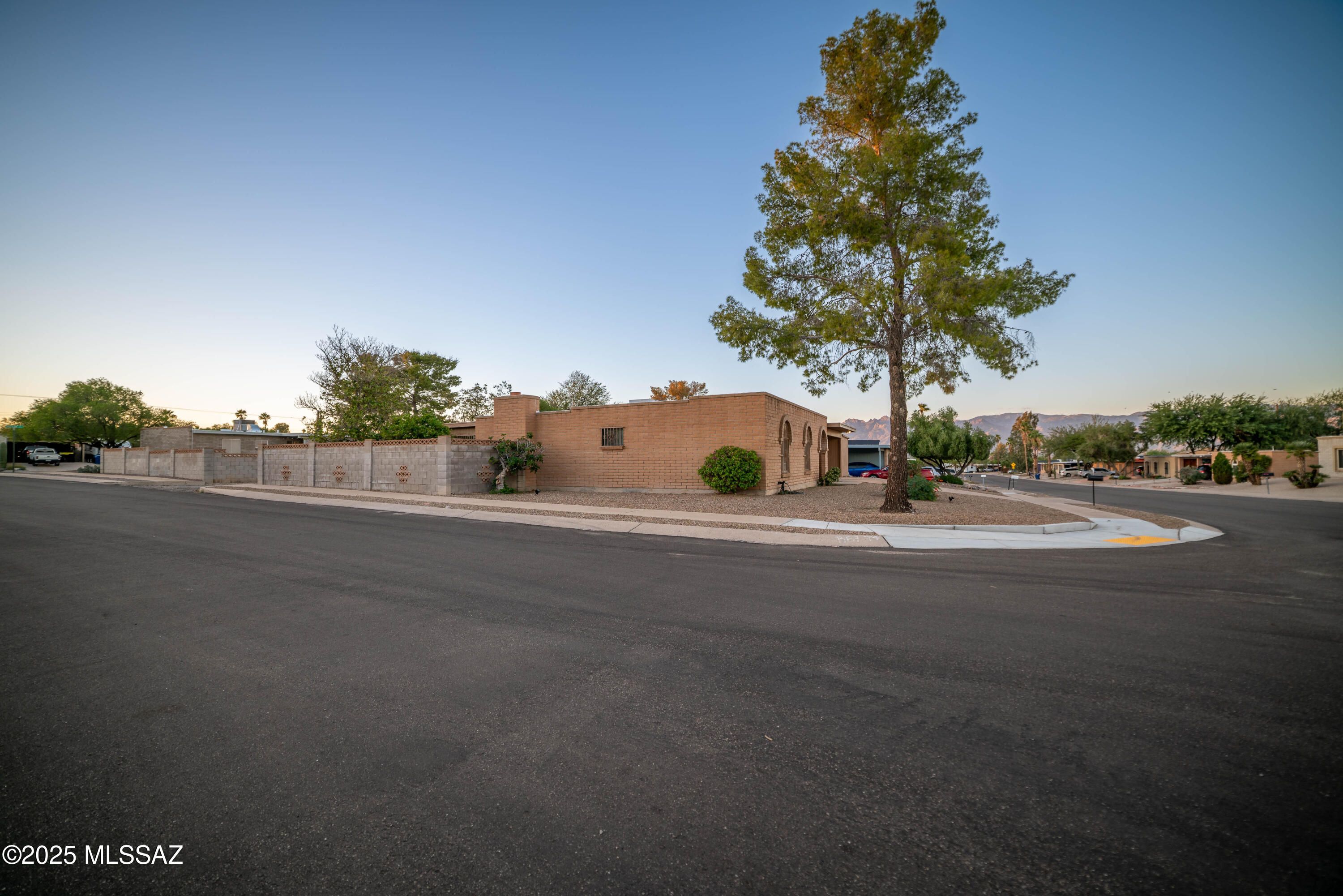 2220 S Tree Moss Avenue