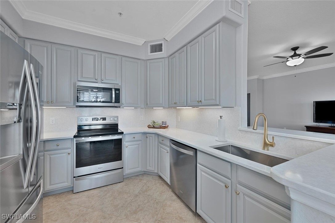 10610 Smokehouse Bay Drive 102