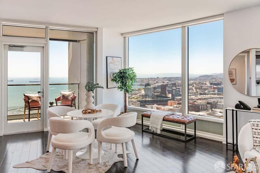 425 1st Street 3703