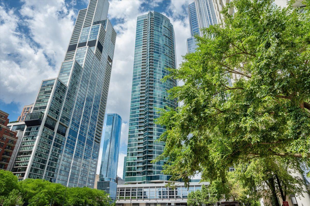 1201 S Prairie Avenue 803