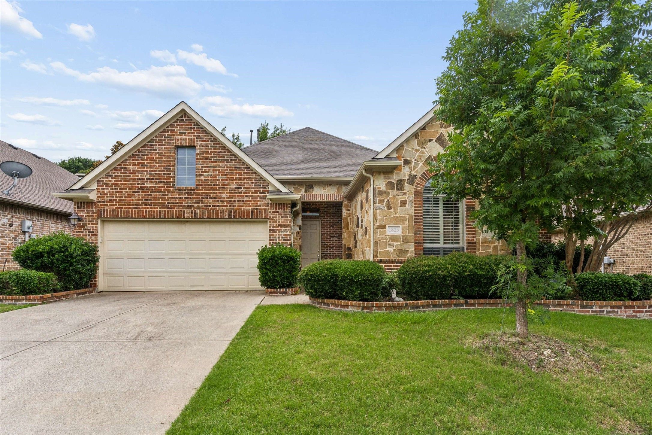 1825 La Cima Drive