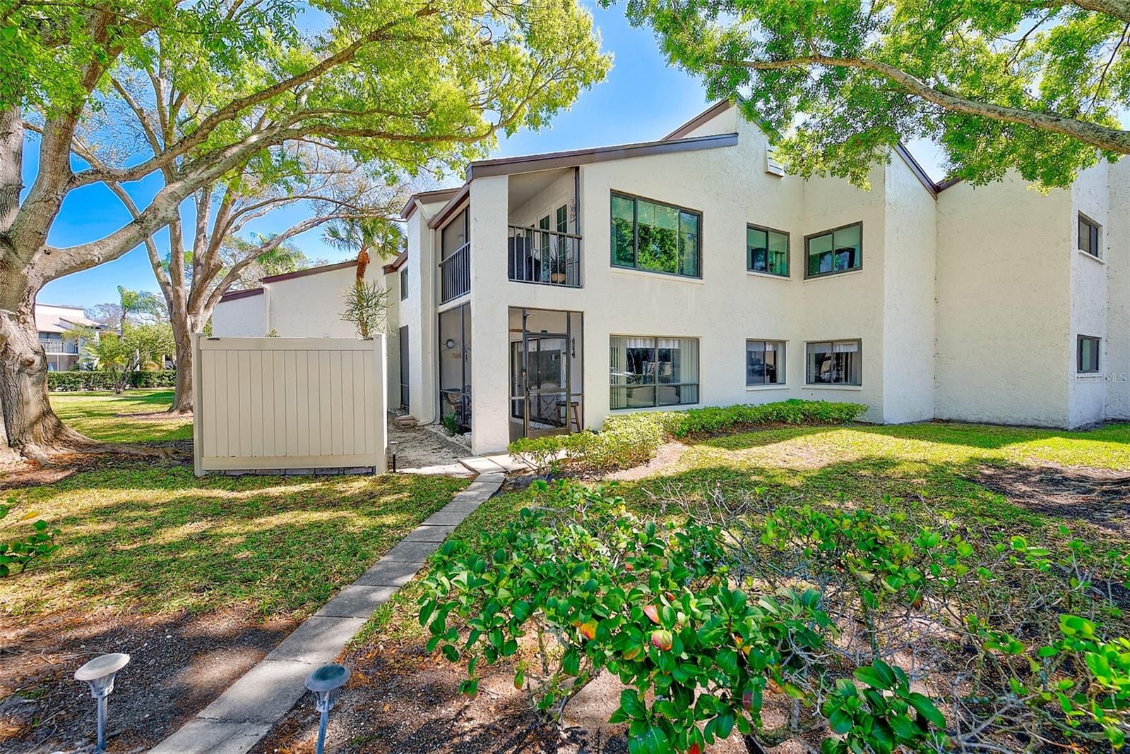 700 Starkey Road 1216