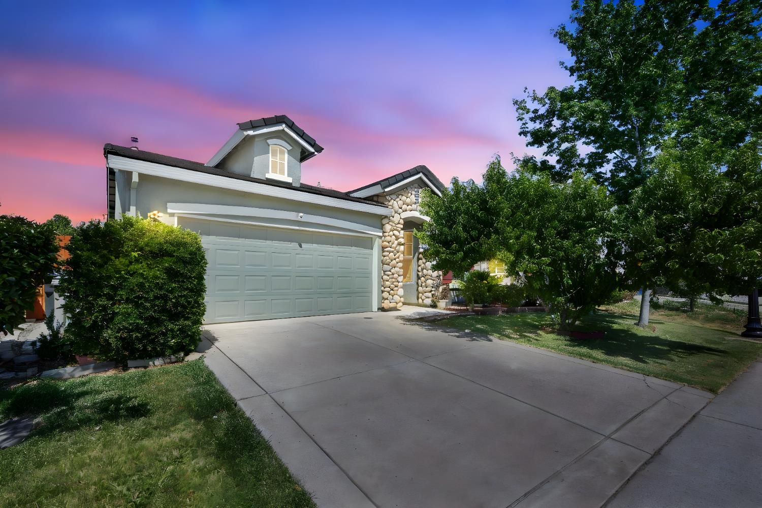 3097 Tintorera Way