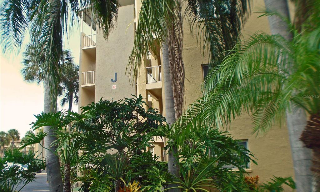 Bayshore on The Lake Condominiums