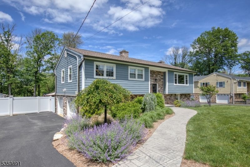 9 Hillcrest Blvd