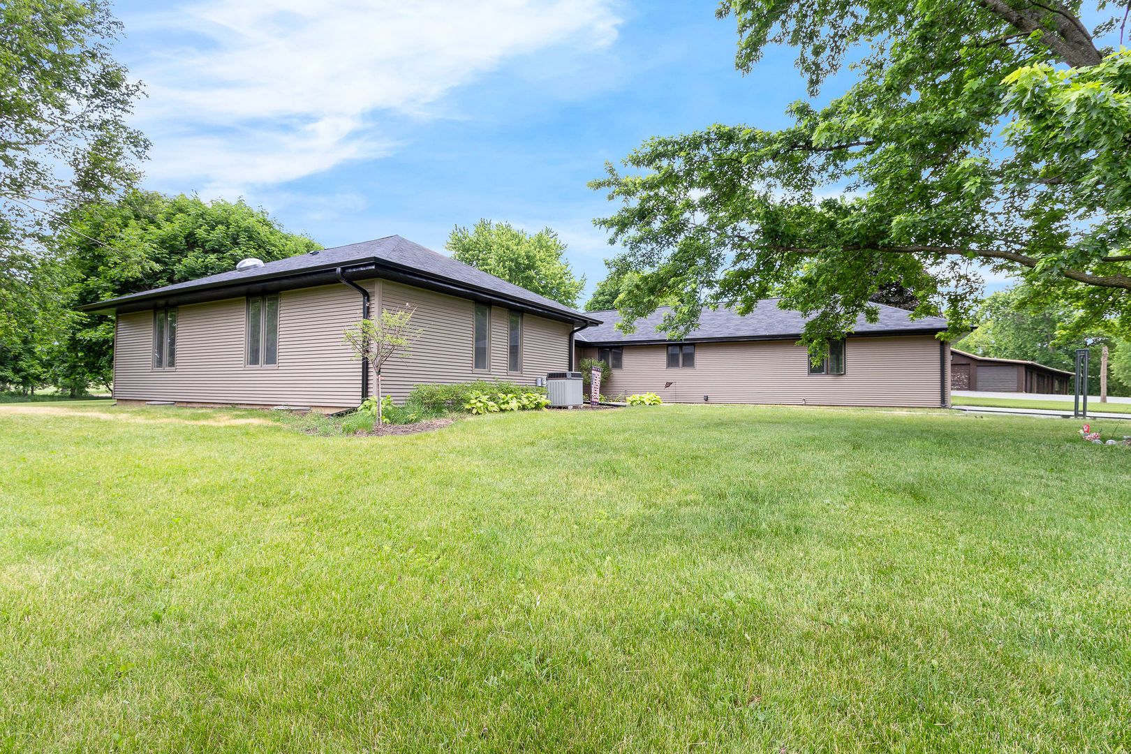 11n025 Burlington Road