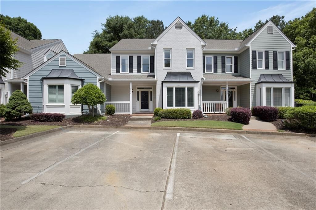1002 Saddle Hill