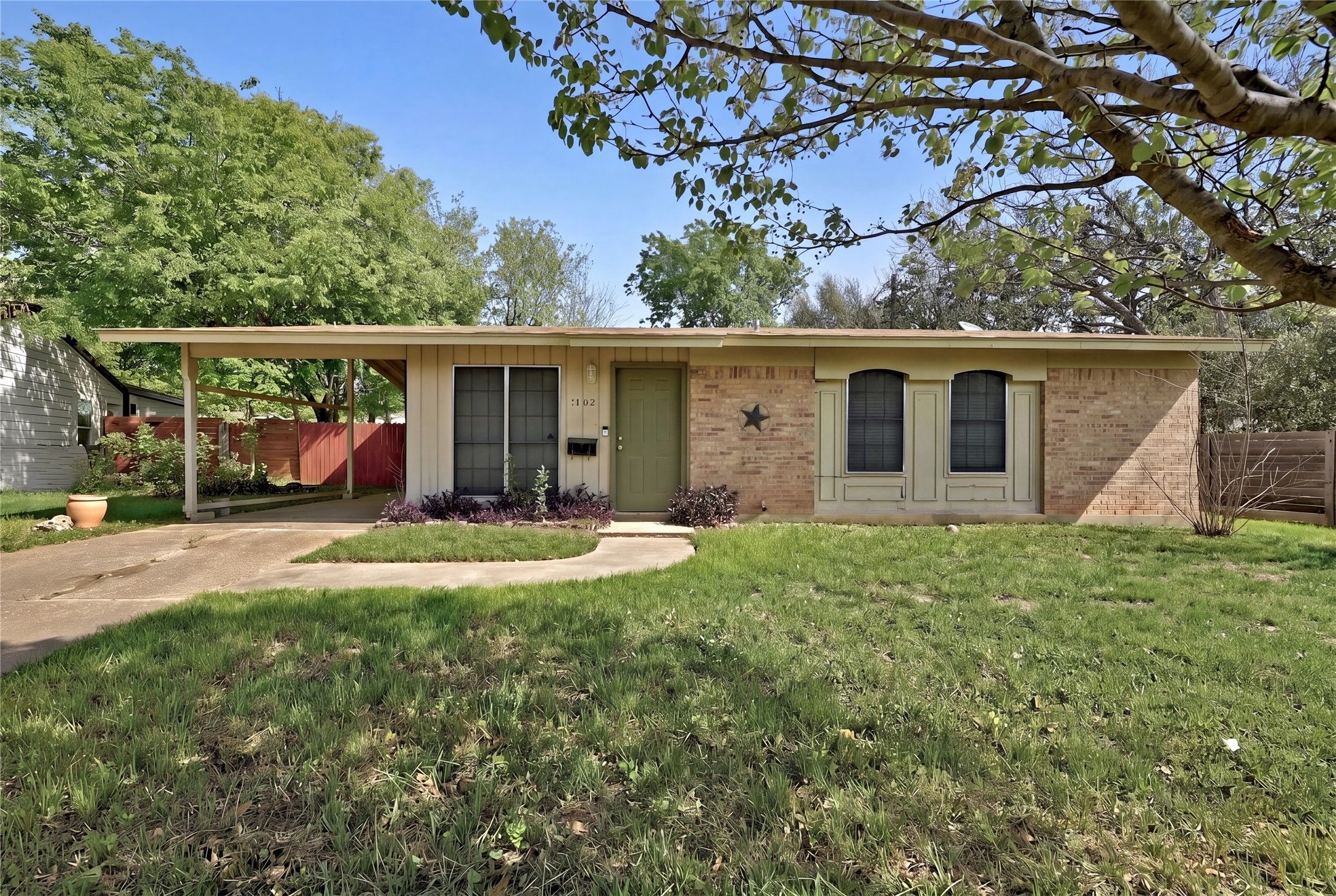 1402 Camelot Circle