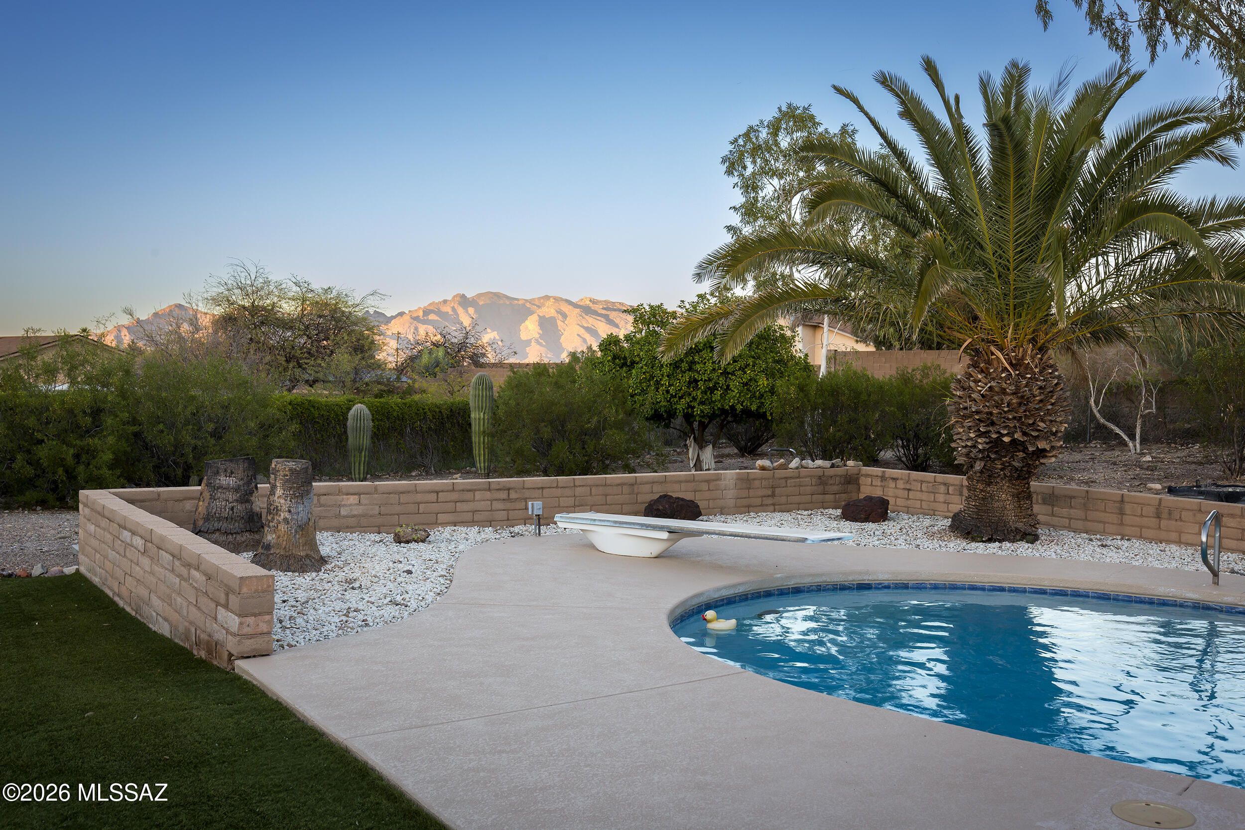 2012 N Horseshoe Trail