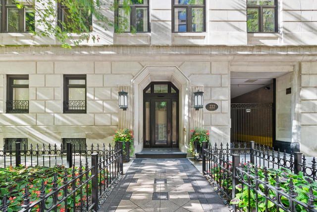 222 E Chestnut Street 10D