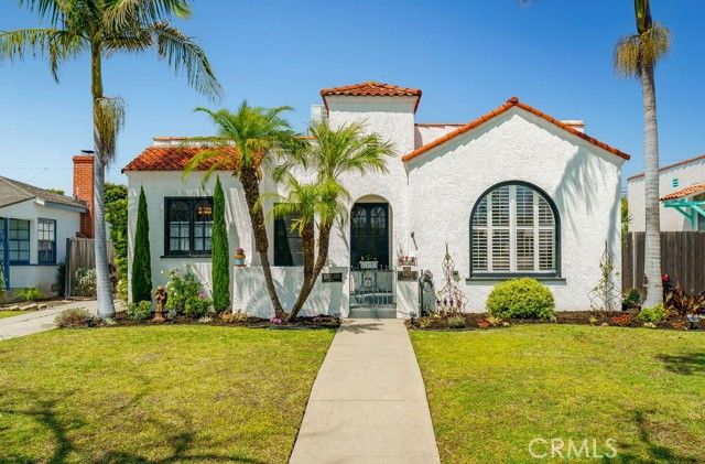 3475 Cerritos Avenue
