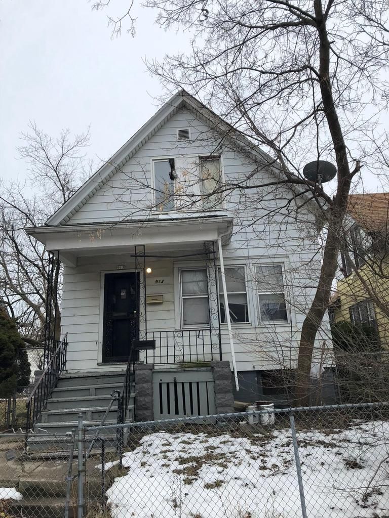 913 W Hadley Street
