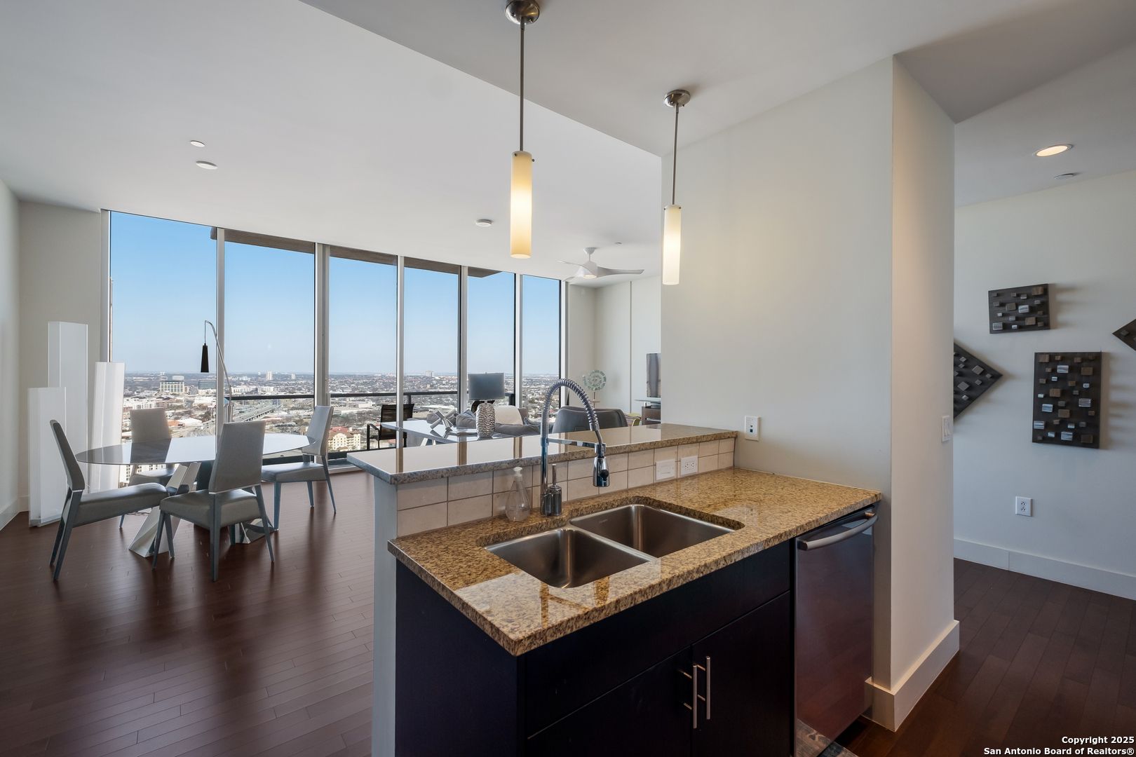 610 E Market St 2810