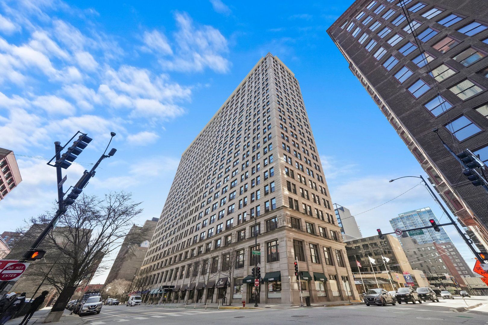 600 S Dearborn Street 1808