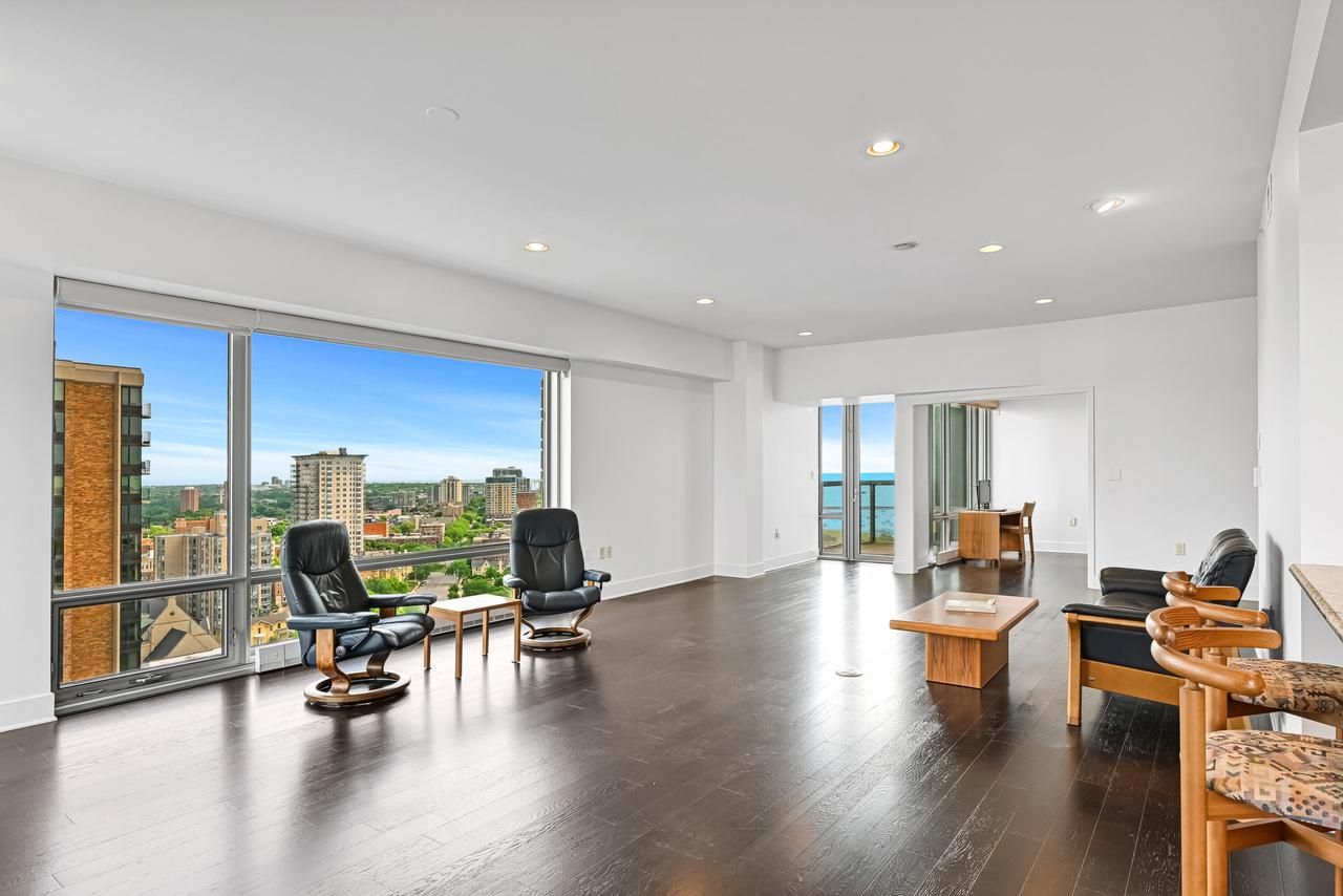 923 E Kilbourn Avenue 2103