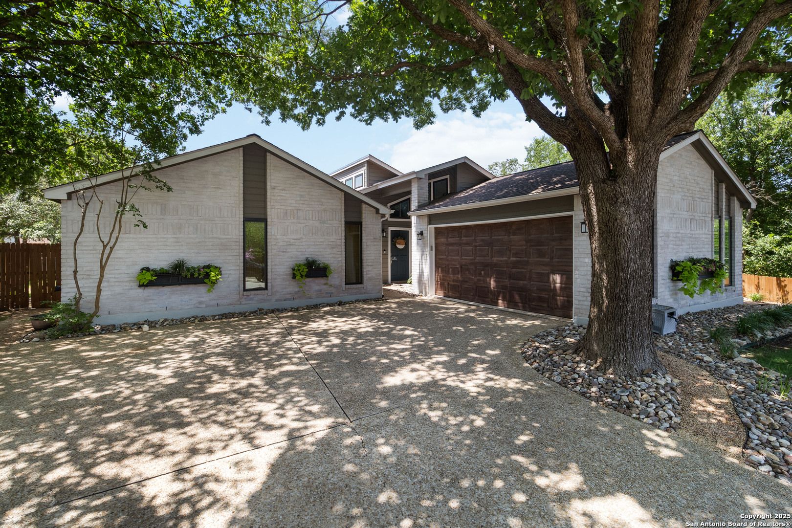 2102 Encino Cliff