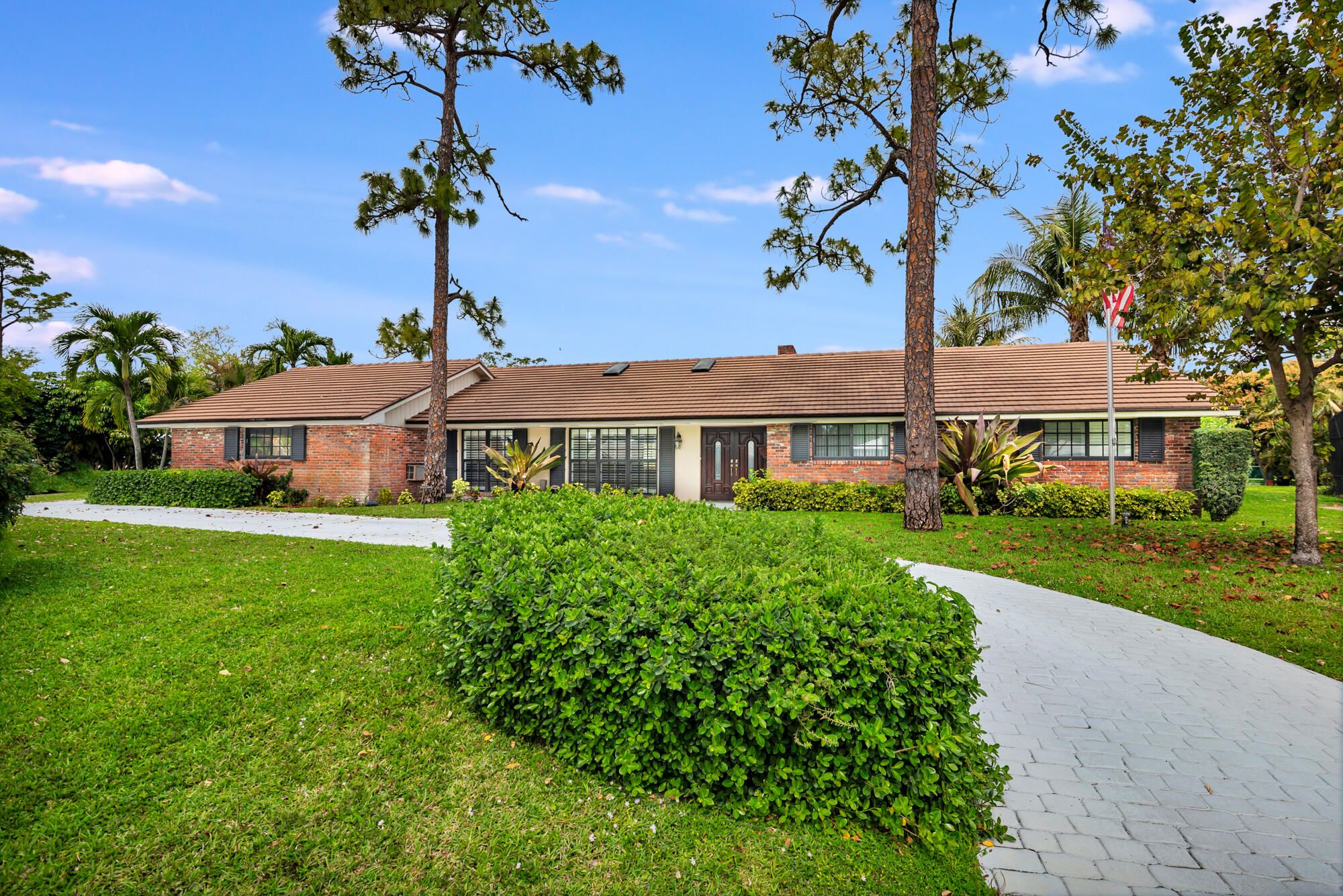 320 N Country Club Drive