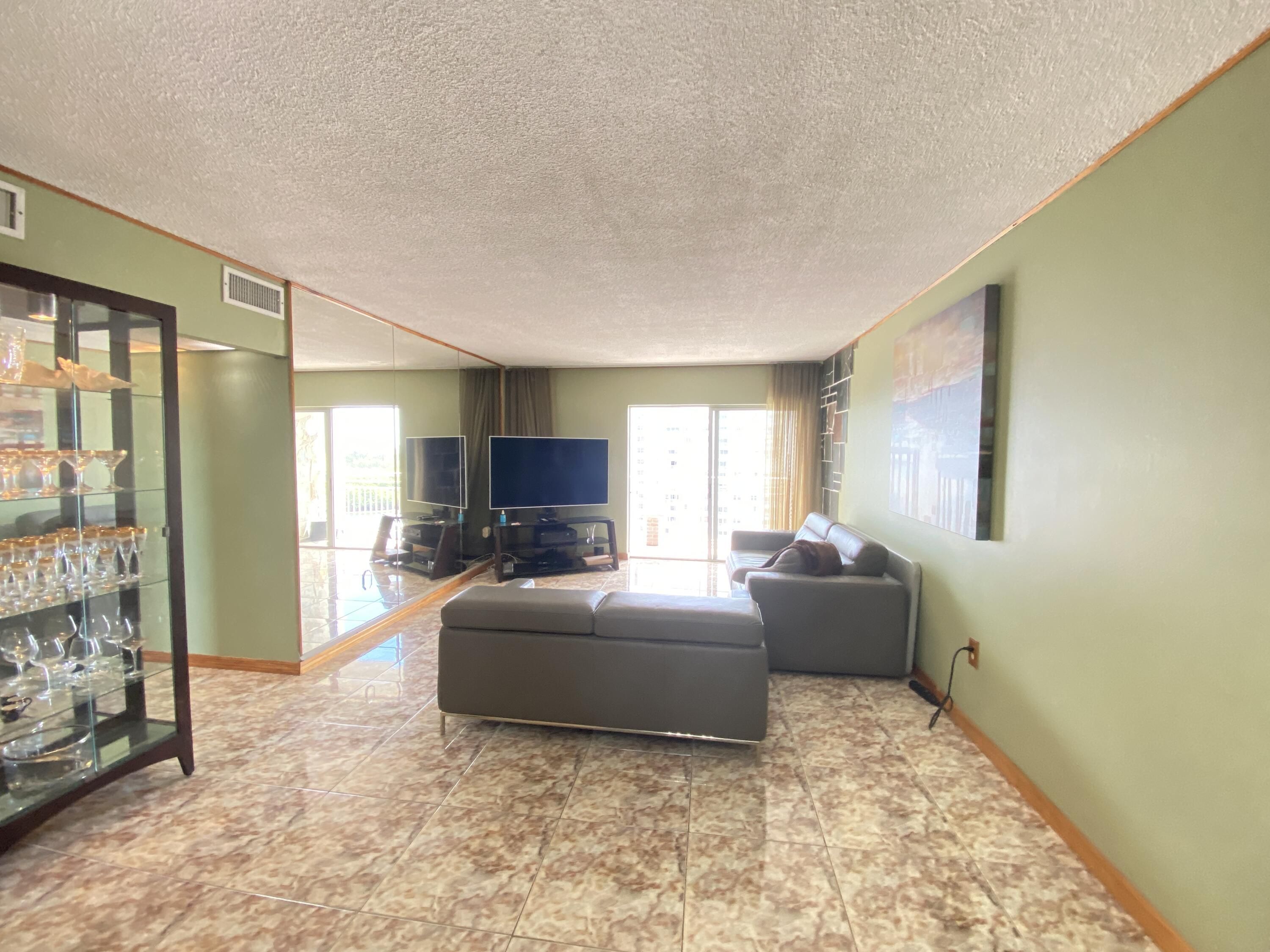400 Kings Point Drive 1423