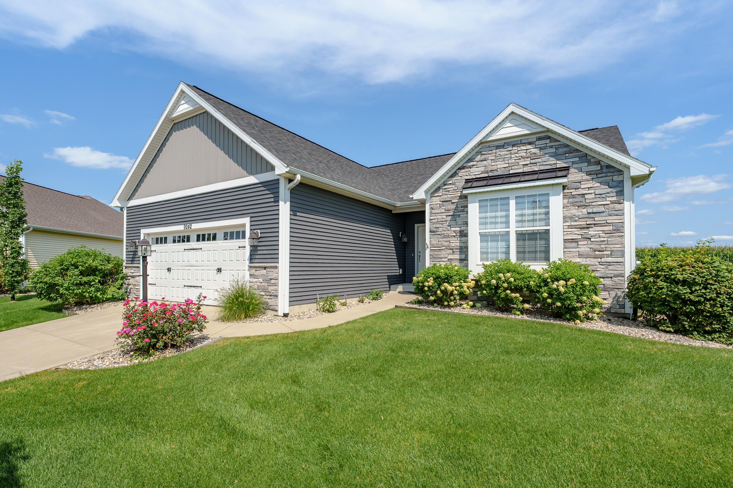 9242 Cottage Gate