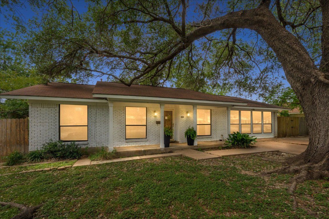 8102 Shadowood Drive