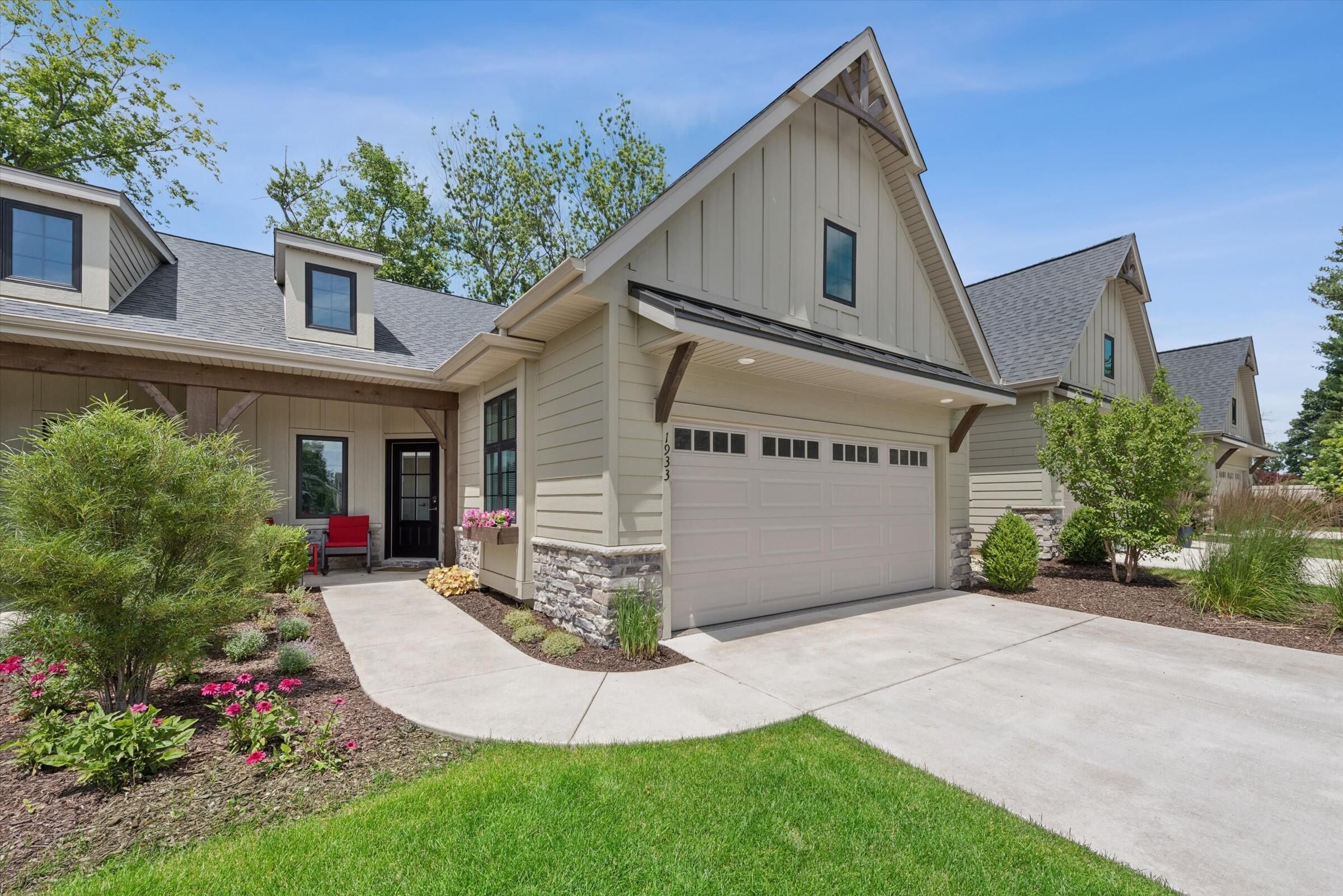 1933 W Woodglen Circle