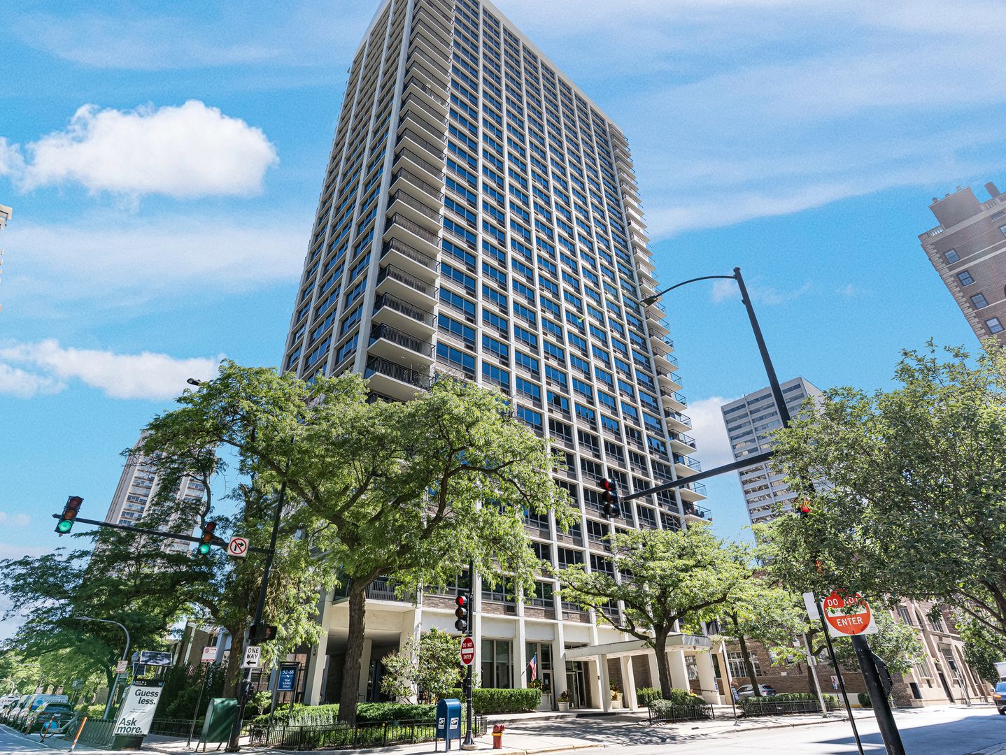 88 W Schiller Street 303L