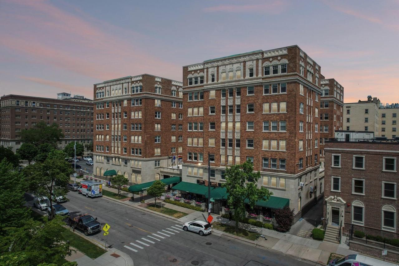 1028 E Juneau Avenue 825-26