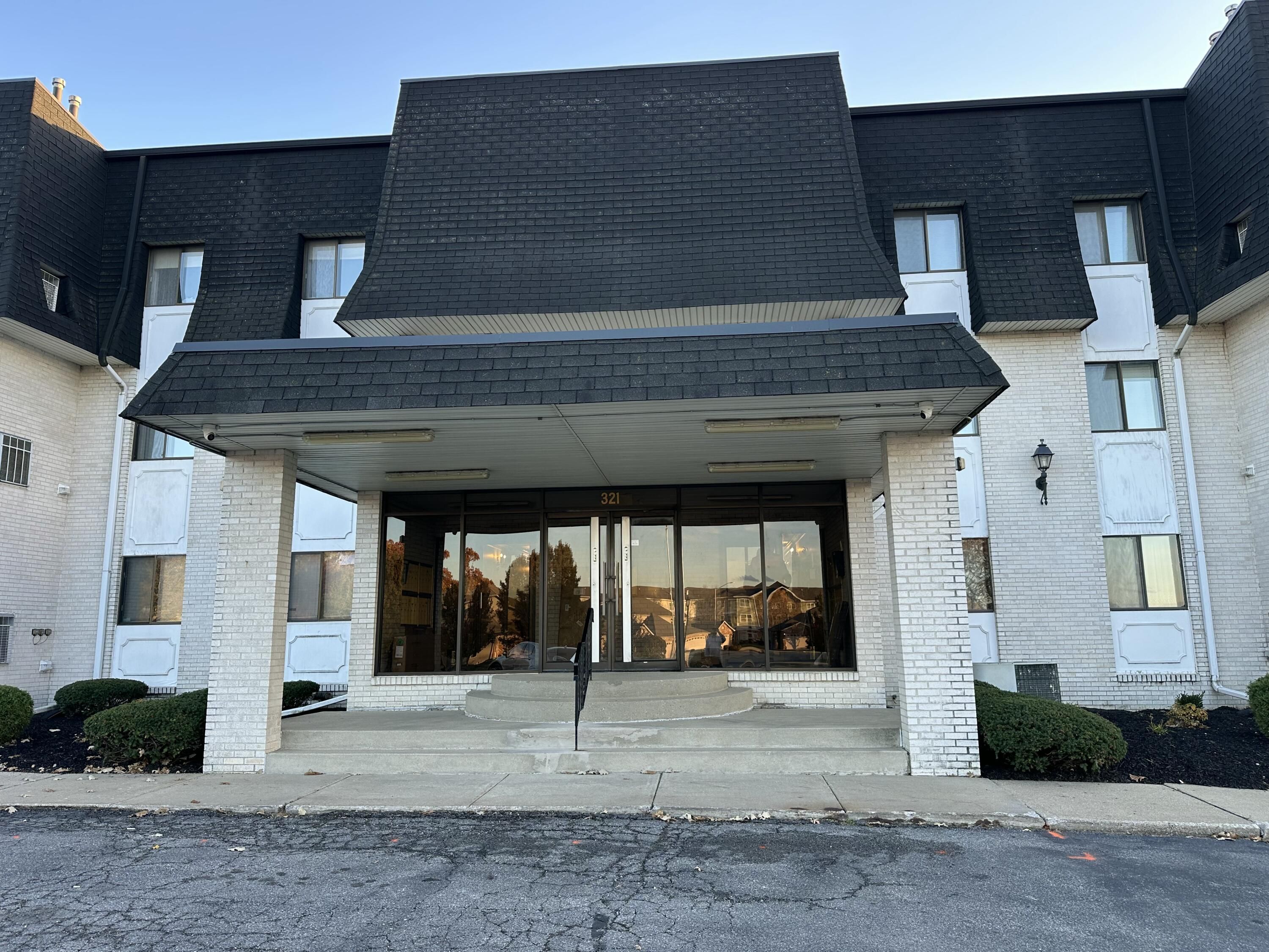 321 Deerpath Drive 109