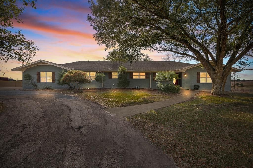 2275 W Moonlight Drive