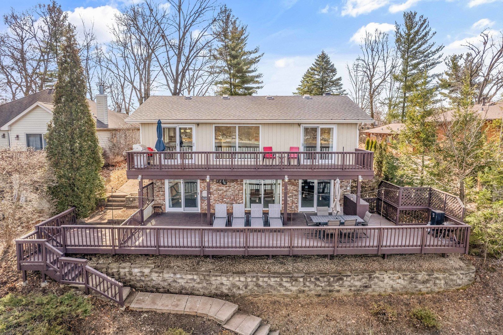 838 Holiday Drive