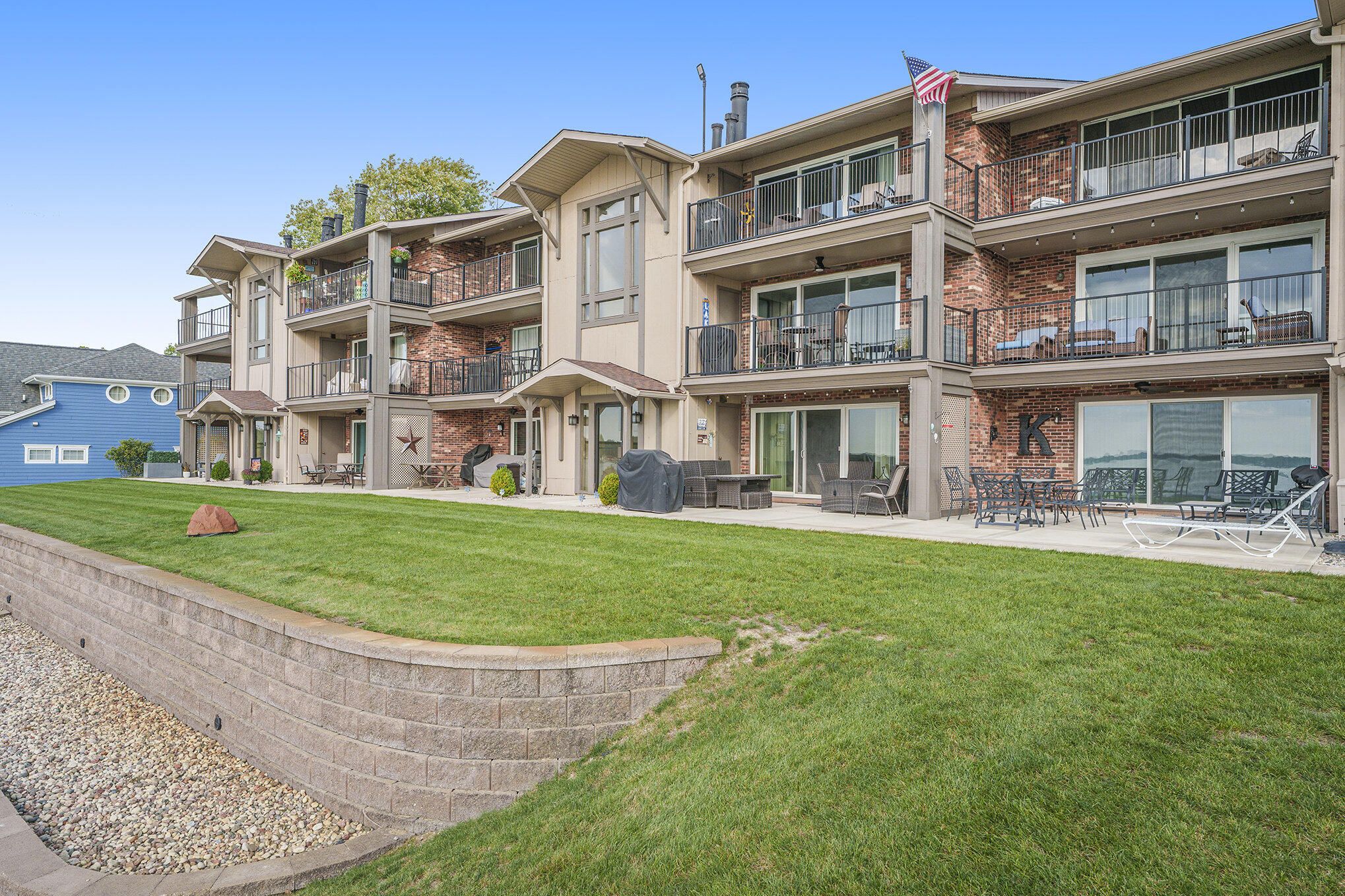8125 Lake Shore Drive 5