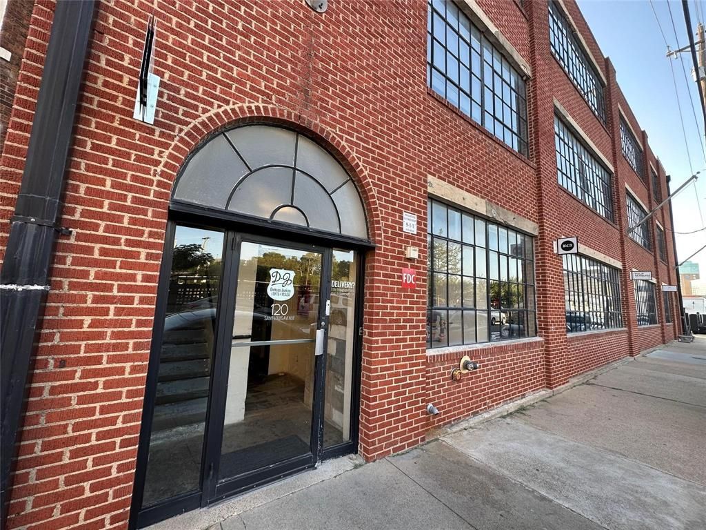 120 Saint Louis Avenue 203