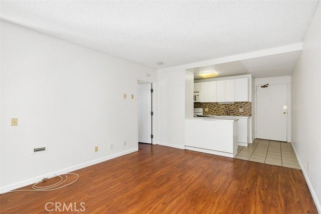 225 W 6th Street 306