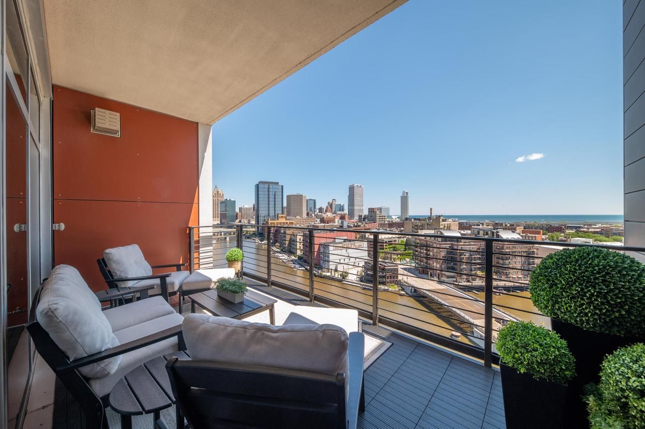 106 W Seeboth Street 1204