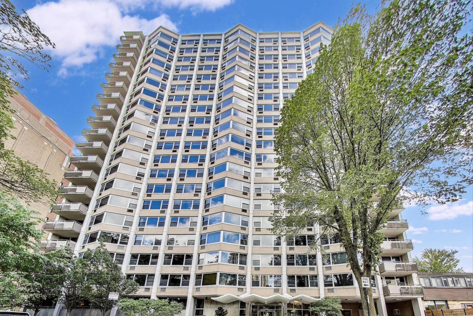 555 W Cornelia Avenue 1011