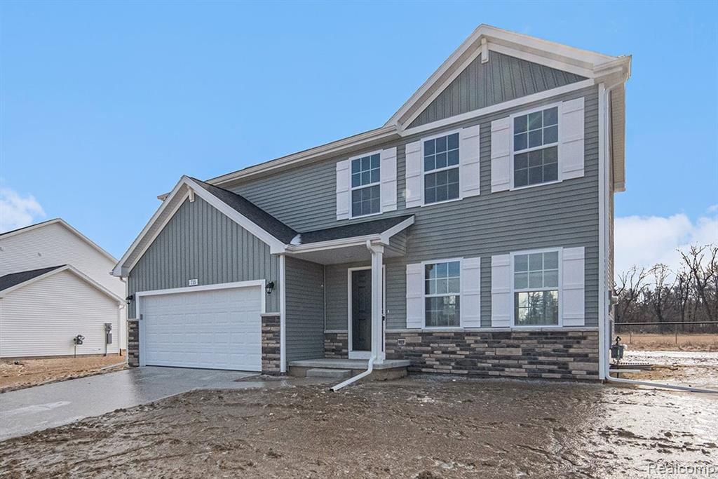 735 Lone Oak Way