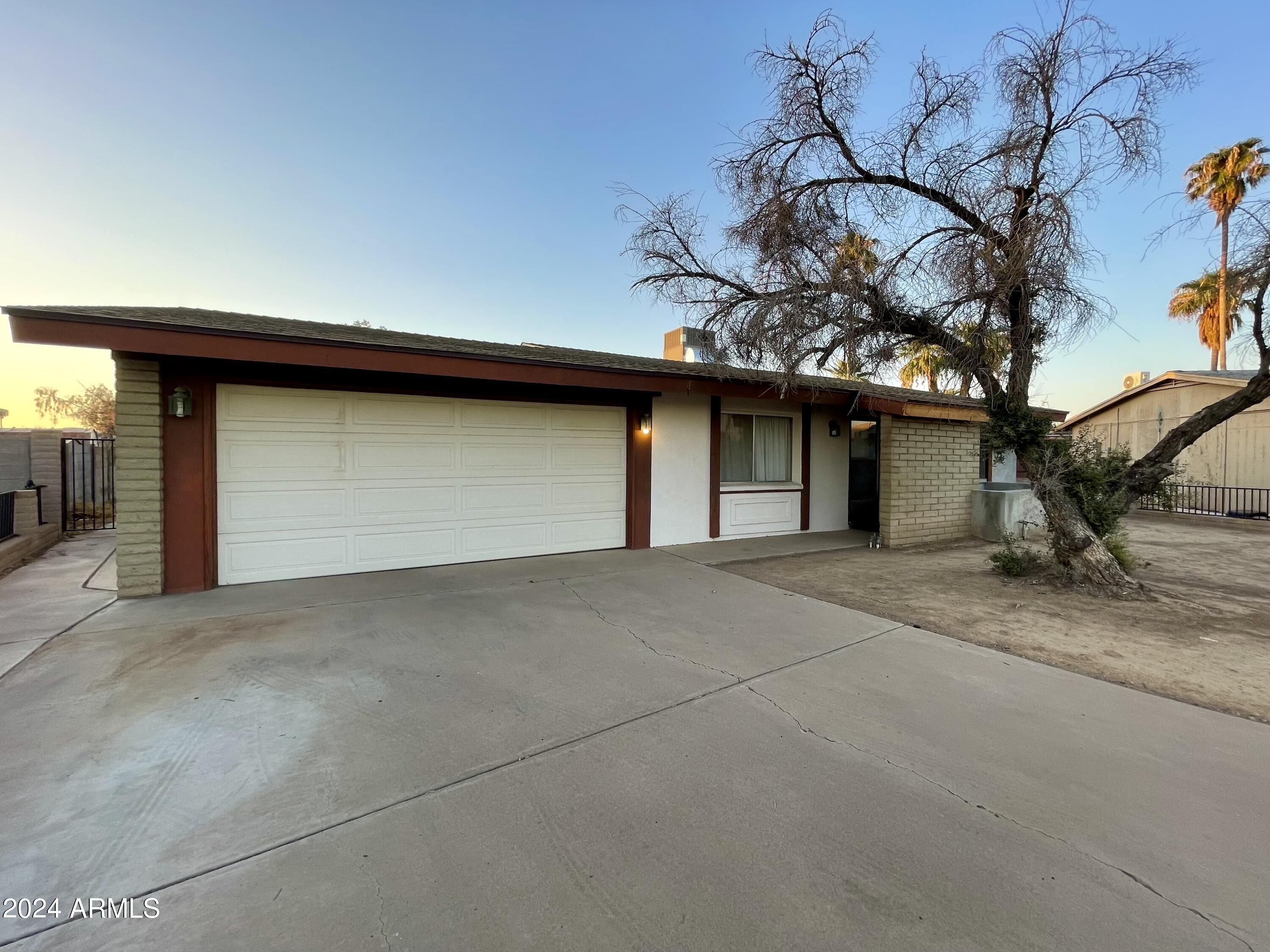 8232 W Montecito Avenue