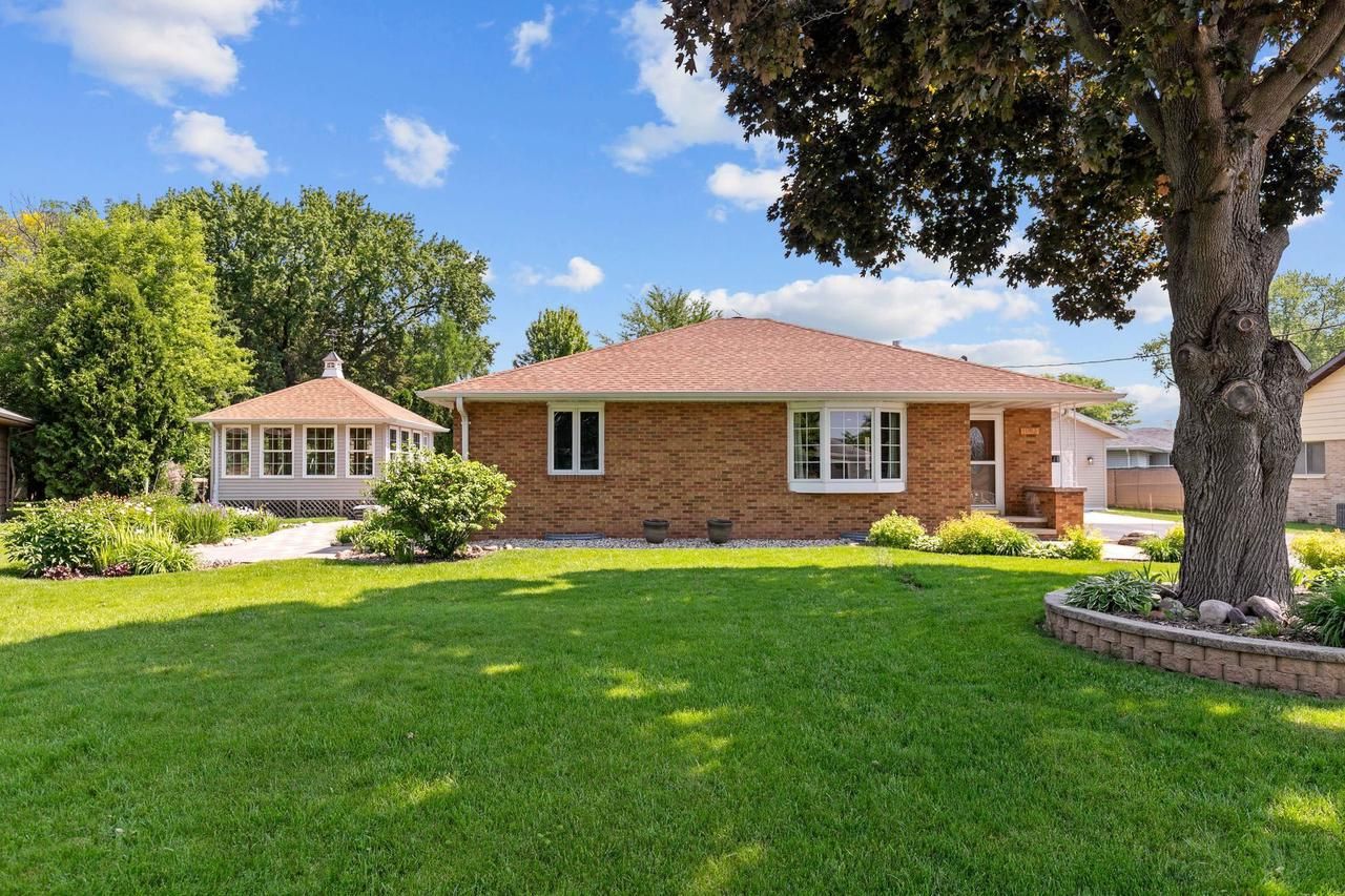 1083 Lakeshore Drive
