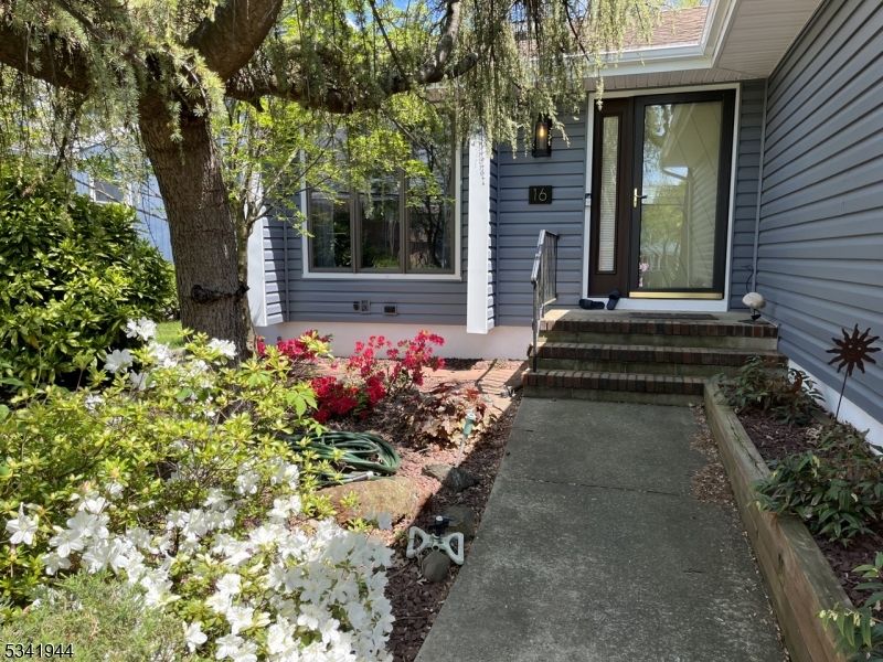 16 Morgan Ln