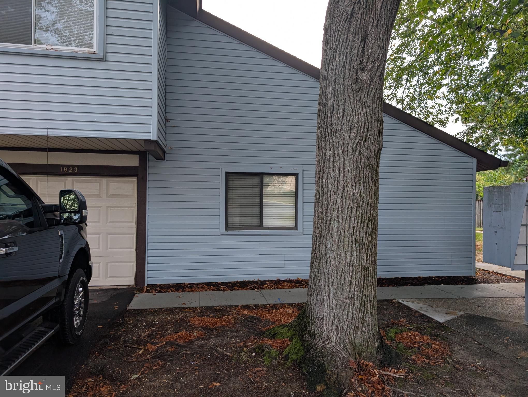 1923 Everglade Court