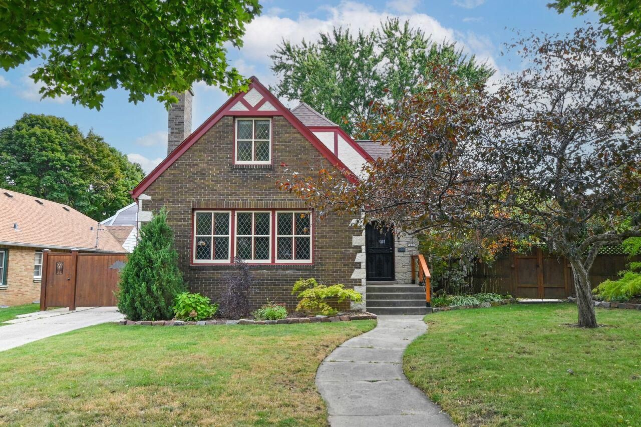 5211 West Wisconsin Avenue 5217