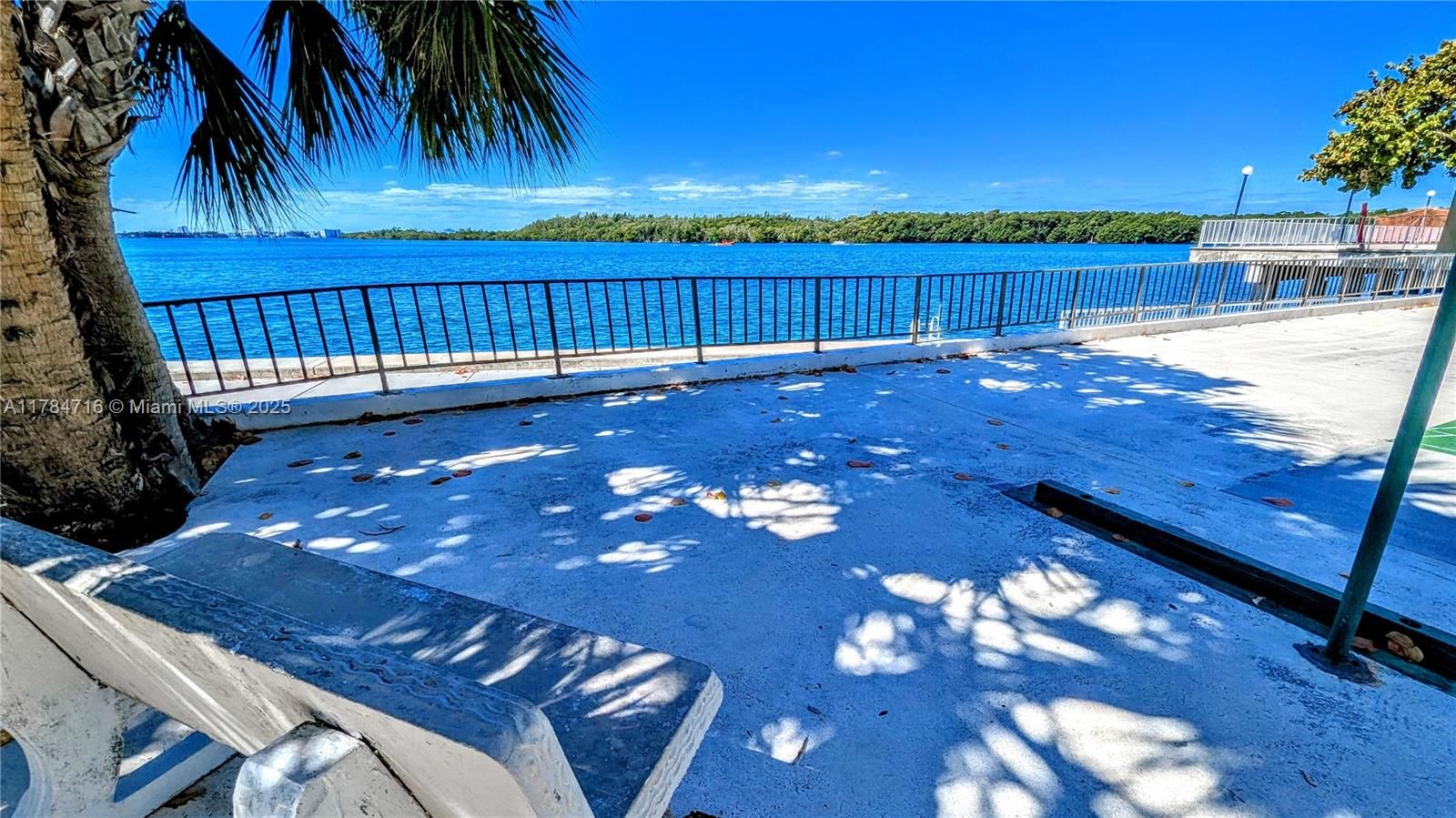 300 Bayview Dr 206